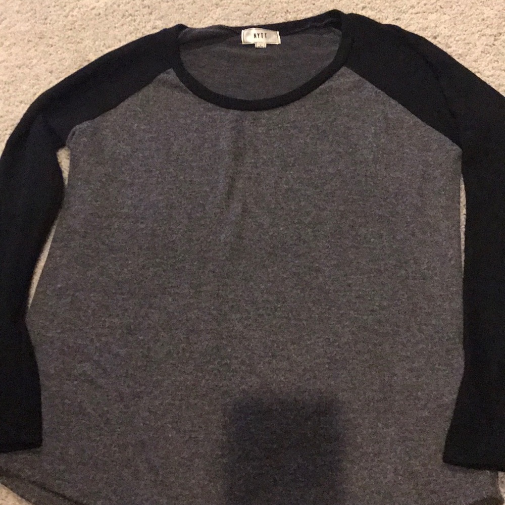 NYTT gray with black sleeves soft sweater